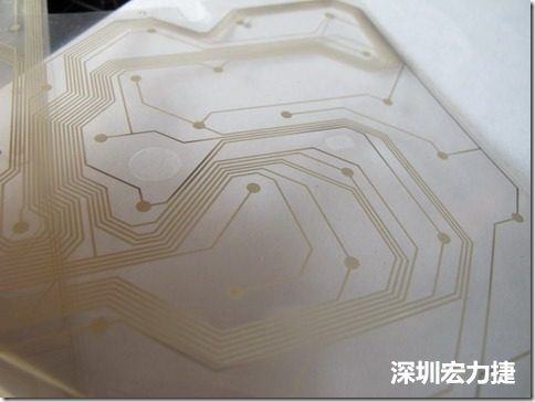 下面第二個圖則是另一片也有著按鍵線路的PTF，當(dāng)上、下兩面PTF的按鍵結(jié)點(diǎn)互相接觸后就可以計算出是哪個按鍵被按下了。可是當(dāng)按鍵沒有按下時，上下兩片PTF的線路則是分開的，所以上圖那片PTF的線路上面其實(shí)還另外覆蓋了另一層透明的PET作為絕緣層，只露出了需要在鍵盤按下時才會碰觸的接觸點(diǎn)，因?yàn)檫@些材質(zhì)使用的都是Polymer，所以才撐這樣的技術(shù)為Polydome(聚合簧片)。